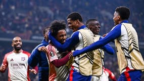 Les joueurs de l'OL félicitant le double buteur Malick Fofana contre le Steaua Bucarest en Ligue Europa