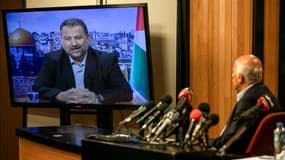 Le dirigeant du Hamas Saleh Arouri (sur l'écran) échange par visioconférence avec Jibril Rajoub, responsable du parti palestinien Fatah, le 2 juillet 2020
