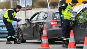 Des policiers français en train de contrôler des automobilistes près de Lille le 3 avril dernier.