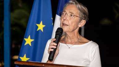 En cas de remaniement, la Première ministre Élisabeth Borne, ici en Guyane le 31 décembre 2023, quitterait-elle le gouvernement? 