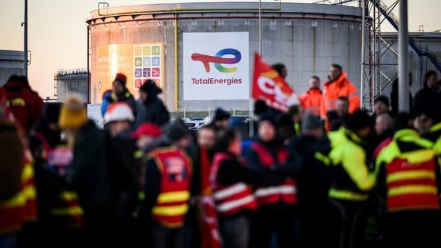 Des militants CGT en grève à la raffinerie de Donges (Loire-Atlantique), le 8 février 2023