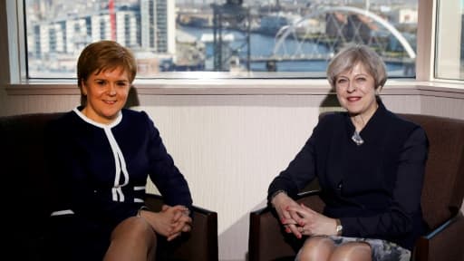 La Première ministre britannique Theresa May (d), la Première ministre écossaise Nicola Sturgeon, lors d'une rencontre à Glasgow, le 27 mars 2017 La Première ministre britannique Theresa May (d), la Première ministre écossaise Nicola Sturgeon, lors d'une rencontre à Glasgow, le 27 mars 2017
