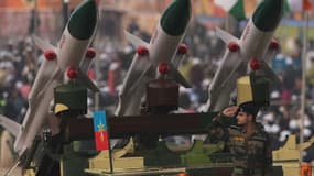 Un soldat à côté d'un système de missiles de l'armée indienne. Le 26 janvier 2022 en Inde.