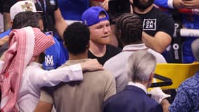 Le face-off entre Canelo Alvarez et Terence Crawford, sous les yeux de Turki Alalshikh, au milieu du ring de l'arène saoudienne The Venue, dimanche 4 mai.