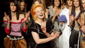 Vivienne Westwood à l'issue d'un défilé parisien le 7 octobre 2002