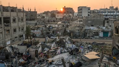 Le soleil se lève à Rafah au-dessus d'un camp de Palestiniens fuyant les combats dans la bande de Gaza, le 1er janvier 2024. 