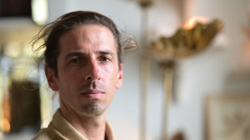 Le chef triplement étoilé Hugo Roellinger pose pour une photo dans une salle de son restaurant "Château Richeux", le 3 avril 2025.