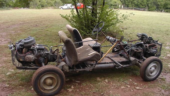 Un moteur à l'avant, un à l'arrière, comme sur ce châssis de 2CV Sahara 4x4 photographié en Slovénie en 2002. Un moteur à l'avant, un à l'arrière, comme sur ce châssis de 2CV Sahara 4x4 photographié en Slovénie en 2002.