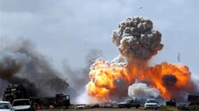 Bombardements des véhicules des forces kadhafistes par les aviations de la coalition, sur la route stratégique reliant Benghazi et d'Ajdabiah, dans l'est de la Libye. La route a été en partie rouverte par les alliés. /Photo prise le 20 mars 2011/REUTERS/G