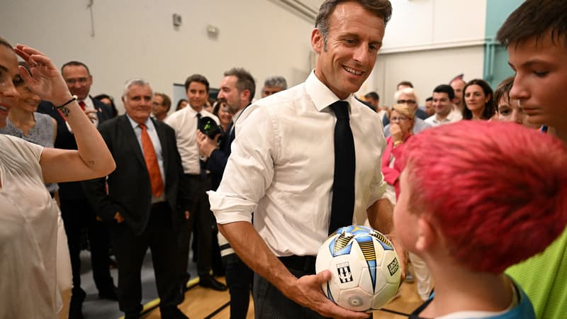 Emmanuel Macron annonce 5000 terrains de sport de plus dans les écoles d'ici 2026