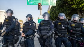 Des manifestants affrontent les forces de l'ordre dans les rues entourant le bâtiment fédéral lors d'une manifestation faisant suite aux opérations fédérales d'immigration à Los Angeles, en Californie, le 8 juin 2025. 