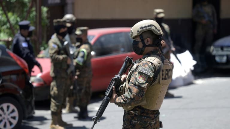 Des militaires patrouillent dans les rues de San Salvador après l'instauration de l'état d'urgence en lien avec la "guerre contre le crime", le 27 mars 2022