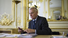 Jean-Marc Ayrault dans son bureau à Matignon