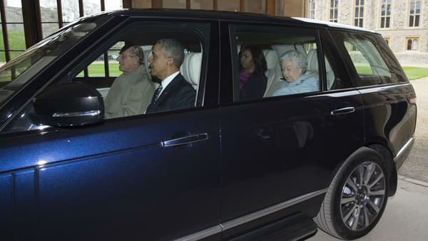 Le prince Philip conduit la voiture dans laquelle se trouve Barack Obama, son épouse Michelle et la reine Elizabeth II