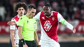 Le capitaine de Monaco Denis Zakaria en train de contester l'expulsion d'Al-Musrati pendant le match contre le Benfica en Ligue des champions, le 12 février 2025