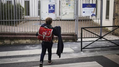 Un enfant près de son école à Caen (Photo d'illustration) en 2018.