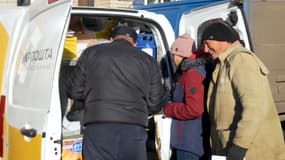 Malgré l'avancée des forces russes sur le front, des facteurs ukrainiens continuent de faire leur tournée pour distribuer le courrier.