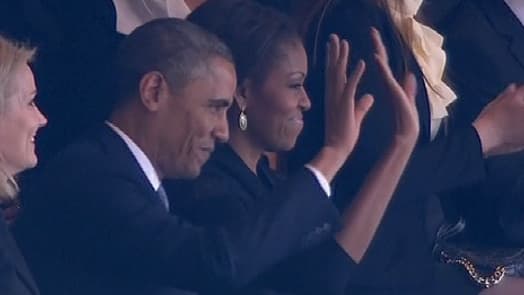 Barack et Michelle Obama à leur arrivée au Soccer City Stadium de Soweto. Barack et Michelle Obama à leur arrivée au Soccer City Stadium de Soweto.