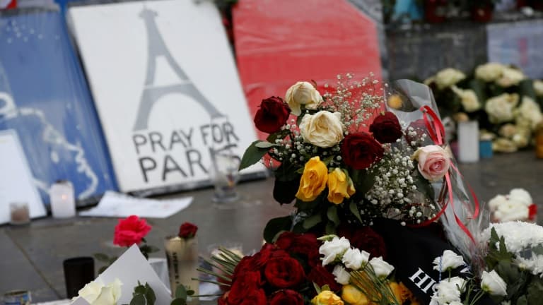 Bougies et fleurs sur la place de la République à Paris le 13 décembre 2015, un mois après les attentats terroristes de Paris - image d'illustration
