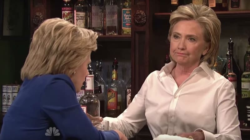 Hillary Clinton joue les serveuses dans le "Saturday Night Live" le samedi 3 octobre.