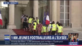 1000 jeunes footballeurs sont en train d'arriver à l'Élysée 
