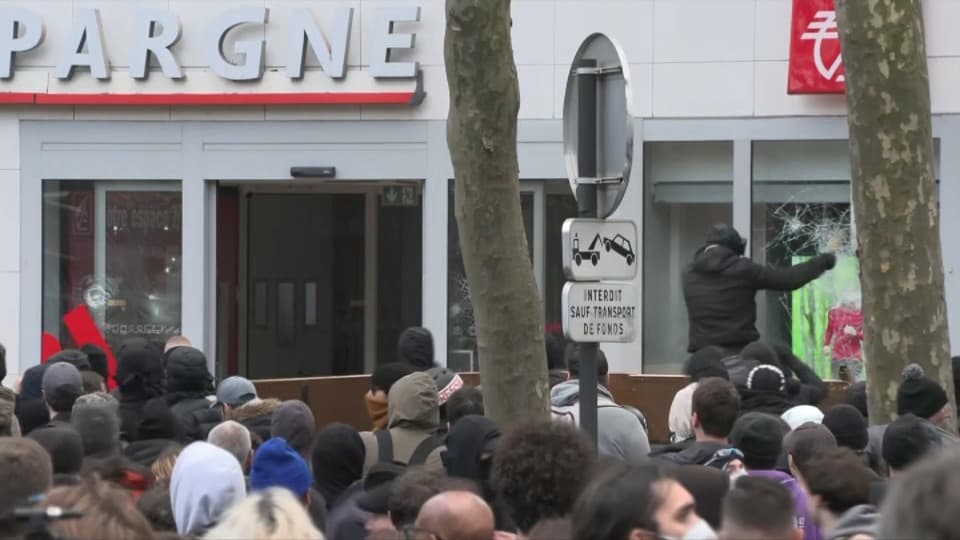 Des personnes ont réussi à briser les vitres et enlever les barricades d'une agence bancaire située boulevard Auguste-Blanqui. 