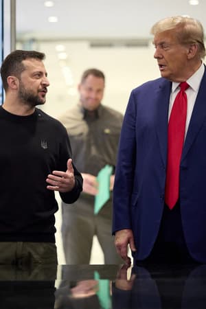 Entre invectives, coups de pressions et déceptions: six mois d'une relation tumultueuse entre Donald Trump et Volodymyr Zelensky
