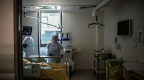 Un médecin s'occupe d'un patient atteint du coronavirus, le 28 mai 2020 à l'hôpital Saint-Louis, à Paris