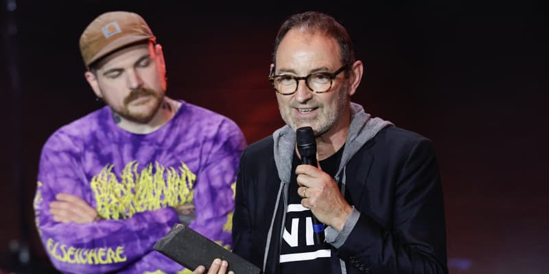 Le producteur du groupe de metal français Landmvrks salue après avoir reçu le prix du meilleur album de l'année lors de la première édition des « Foudres », cérémonie de remise des prix de la musique metal française, à la salle de concert du Bataclan, à Paris, le 9 octobre 2025.