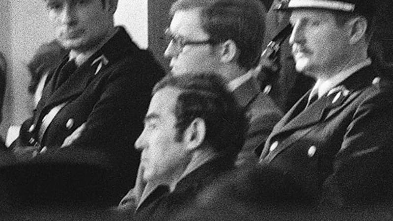 Photo prise le 18 janvier 1977 de Patrick Henry (lunettes) dans le box des accusés et de son défenseur Me Robert Badinter (1er plan).
