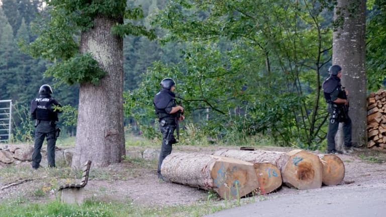 Des policiers allemands sont déployés le 13 juillet 2020 sur une route près de la localité d'Oppenau pour retrouver un fugitif lourdement armé et caché dans la Fôret Noire.