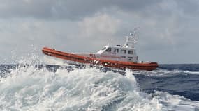 Les recherches se poursuivent au large de Lampedusa pour remonter à la surface les victimes du naufrage.