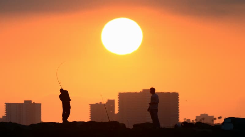 Des pêcheurs près de Seal Beach, en Californie, où des sécheresses record ont eu lieu cette année.