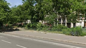 Les grilles entourant le square May-Picqueray, dit aussi "square du Bataclan", dans le 11e arrondissement de Paris, qui fait partie de la promenade Richard Lenoir reliant le canal Saint-Martin et Bastille, ici en juin 2022.