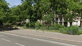 Les grilles entourant le square May-Picqueray, dit aussi "square du Bataclan", dans le 11e arrondissement de Paris, qui fait partie de la promenade Richard Lenoir reliant le canal Saint-Martin et Bastille, ici en juin 2022.