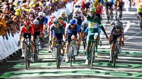 Biniam Girmay remporte la 12e étape du Tour de France devant Wout Van Aert et Arnaud Démare, finalement déclassé, le 11 juillet 2024