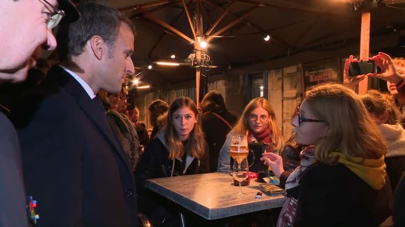 Emmanuel Macron face à des jeunes rouennais attablés en terrasse, ce mercredi.