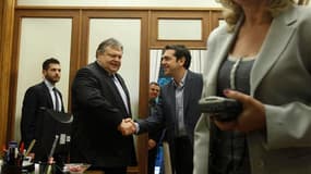 Poignée de mains entre Evangelos Venizelos (à gauche), chef de file du parti socialiste grec (Pasok) arrivé en troisième position aux élections législatives du 6 mai en Grèce et Alexis Tsipras, chef de la Coalition de la gauche radicale (Syriza), qui avai