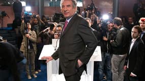 François Bayrou, condamné pour l'heure au rôle de "quatrième homme" du combat présidentiel, tente d'insuffler un nouvel élan à sa campagne en soumettant au verdict des électeurs les contours d'"un nouveau modèle de société". A "La France forte" de Nicolas