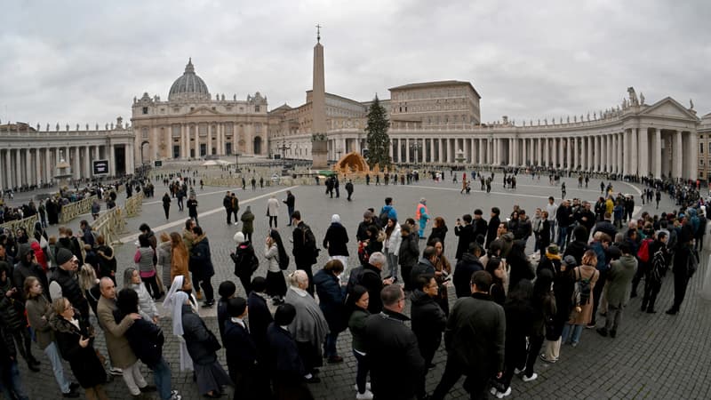Mort du pape Benoît XVI: des milliers de personnes affluent au Vatican pour voir sa dépouille