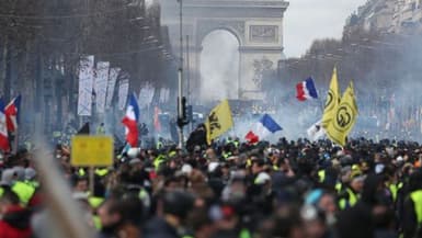 Une manifestation des gilets jaunes sur les Champs-Elysées en 2018 à Paris