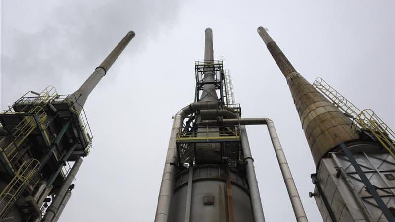 La raffinerie Petroplus de Petit-Couronne (Seine-Maritime). Trois dossiers de reprise de la raffinerie, à l'arrêt depuis cinq mois, sont considérés comme sérieux avant la décision de justice le 27 juillet prochain, du point de vue des syndicats du site. /