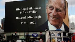 Hommage au prince Philip à Piccadilly Circus, à Londres, le 9 avril 2021
