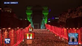 Ce spectacle, faisant référence au concept de fraternité, multiplie les clins d’œil à d'autres pays