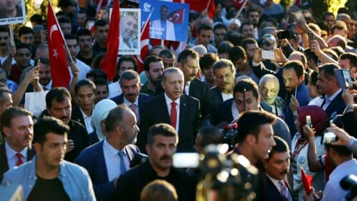 Le président turc Recep Tayyip Erdogan (c) arrive à la cérémonie de commémoration du premier anniversaire du putsch manqué, le 15 juillet 2017 à Istanbul Le président turc Recep Tayyip Erdogan (c) arrive à la cérémonie de commémoration du premier anniversaire du putsch manqué, le 15 juillet 2017 à Istanbul