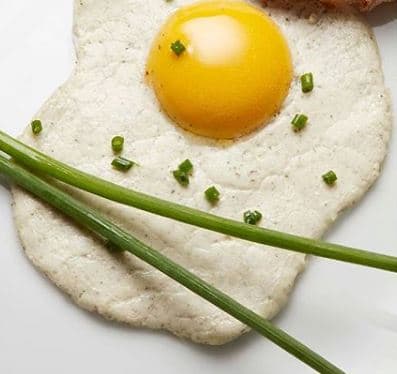 L'oeuf vegan mis au point par les deux ingénieures est à base d'ingrédients d'origine minérale (eau et sel) et végétale. L'oeuf vegan mis au point par les deux ingénieures est à base d'ingrédients d'origine minérale (eau et sel) et végétale.