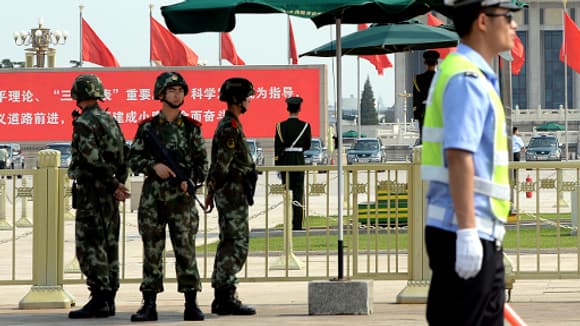 Des hommes armés chinois devant la place Tiananmen, le 3 juin 2014.