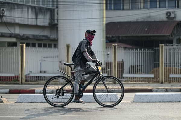Un livreur roule à vélo pendant la canicule à Yangon, le 29 avril 2024. Des livreurs pédalent sur leur vélo pendant une canicule à Yangon, la capitale commerciale du Myanmar, où les scooters et les motos sont interdits.
