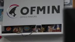 Le logo de l'Office des Mineurs (OFMIN) dans les locaux de cette division de la police judiciaire chargée de lutter contre la pédocriminalité en ligne.