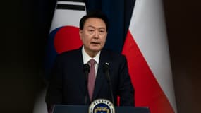 Le président sud-coréen Yoon Suk Yeol avec le président polonais Andrzej Duda lors d'une conférence de presse conjointe au bureau présidentiel de Séoul, le 24 octobre 2024.